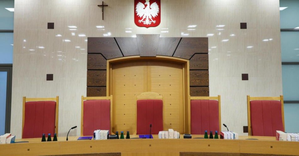 zdjęcie: Prokuratura: sędziowie TK Bentkowska i Szostek złożyli zawiadomienie ws. nienawiązania stosunku pracy z pozostałymi wybranymi sędziami / Warszawa, 09.04.2026. Sala rozpraw w siedzibie Trybunału Konstytucyjnego w Warszawie, 9 bm. Podczas uroczystości w Sali Kolumnowej w Sejmie sześcioro wybranych w marcu sędziów TK złożyło ślubowania. Złożyło je dwoje sędziów, od których ślubowania odebrał już prezydent Karol Nawrocki, czyli Dariusz Szostek i Magdalena Bentkowska, a także czworo pozostałych: Krystian Markiewicz, Maciej Taborowski, Marcin Dziurda i Anna Korwin-Piotrowska. (aldg) PAP/Paweł Supernak