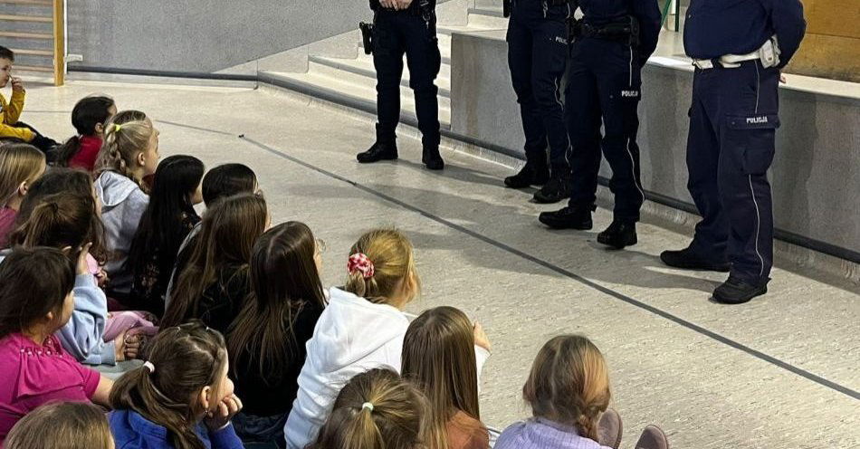 zdjęcie: Koluszkowscy policjanci uczą dzieci jak bezpiecznie spędzić ferie / fot. KPP łódzkiego wschodniego