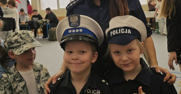 Zawodowy zawrót głowy Policja zachęca młodzież do służby