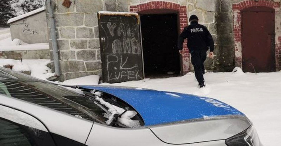 zdjęcie: Zwróćmy uwagę na osoby, które mogą potrzebować naszej pomocy w związku z niskimi temperaturami / fot. KMP w Jeleniej Górze