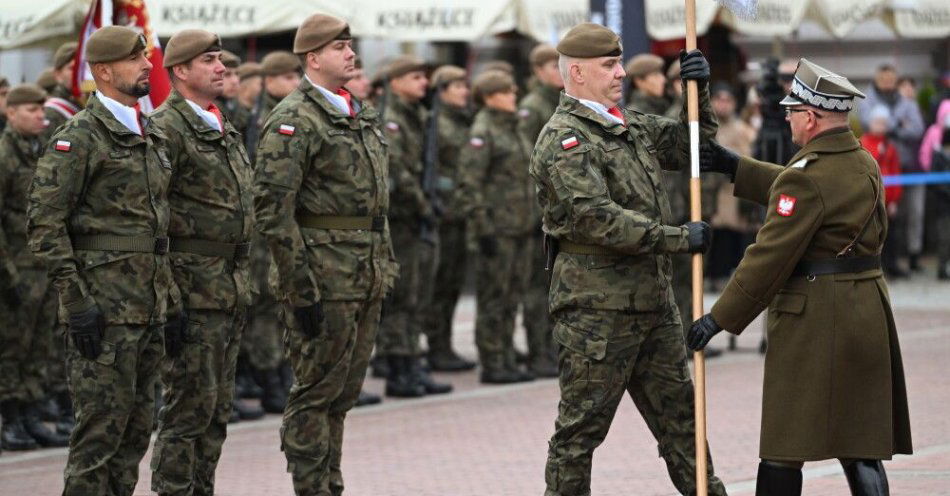 zdjęcie: Prezydent: Wojska Obrony Terytorialnej są istotną częścią Sił Zbrojnych RP / Zamość, 04.10.2025. Dowódca Wojsk Obrony Terytorialnej gen. bryg. Krzysztof Stańczyk (P) podczas uroczystych obchodów święta Wojsk Obrony Terytorialnej, 4 bm. na Rynku Wielkim w Zamościu. (mr) PAP/Wojtek Jargiło