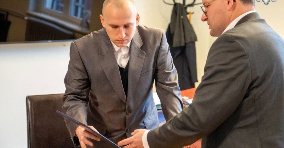 zdjęcie: Policjanci uratowali mieszkańców z płonącego bloku / fot. KMP w Chorzowie