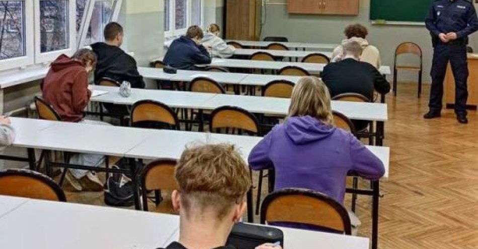 zdjęcie: Policja szkoli młodzież z musztry w Technikum nr 2 / fot. KMP w Jaworznie