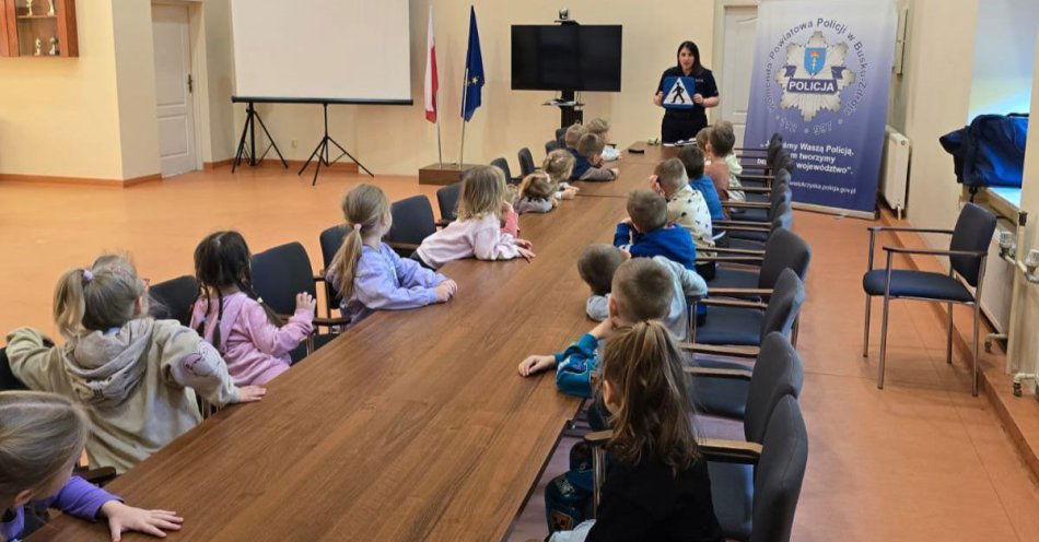 zdjęcie: Przedszkolaki odwiedziły komendę policji i poznały służbę / fot. KPP Busko-Zdrój