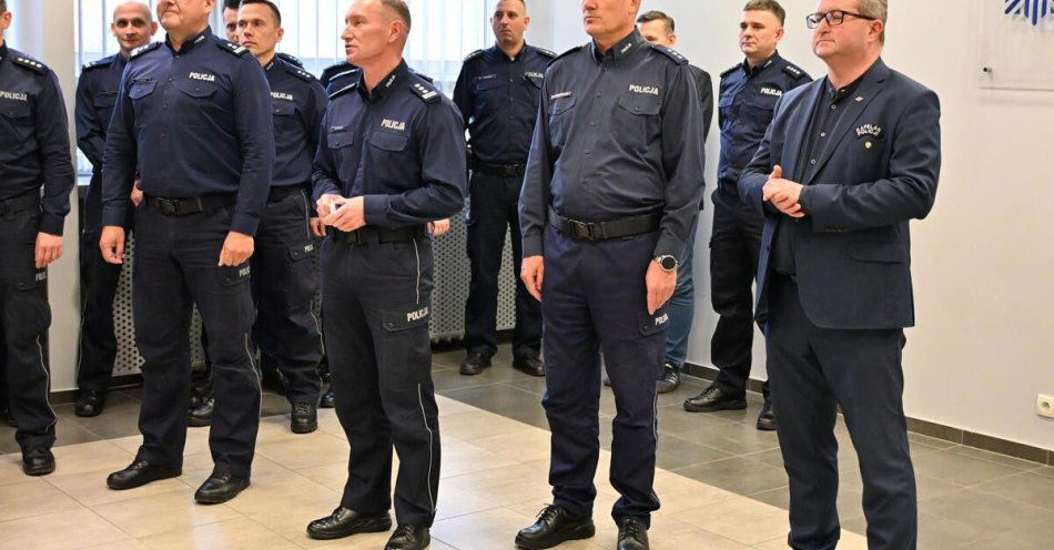 zdjęcie: Kwiaty i podziękowania dla kobiet w konińskiej policji / fot. KMP w Koninie