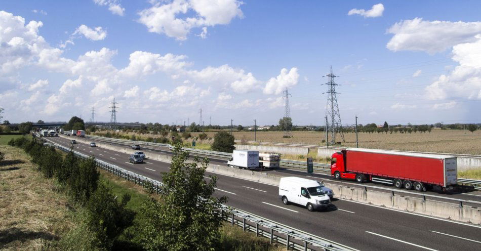 zdjęcie: Po zderzeniu dwóch ciężarówek zablokowana A4 pod Opolem / v32838947
