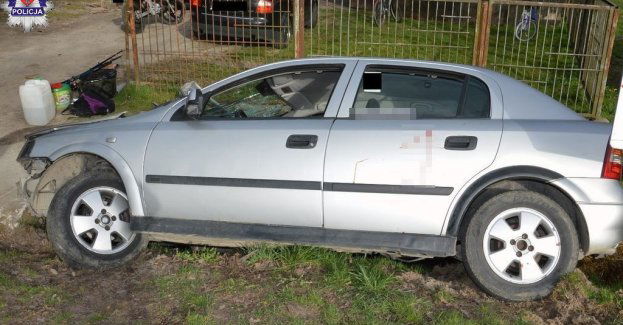 Młody kierowca wjechał do rowu