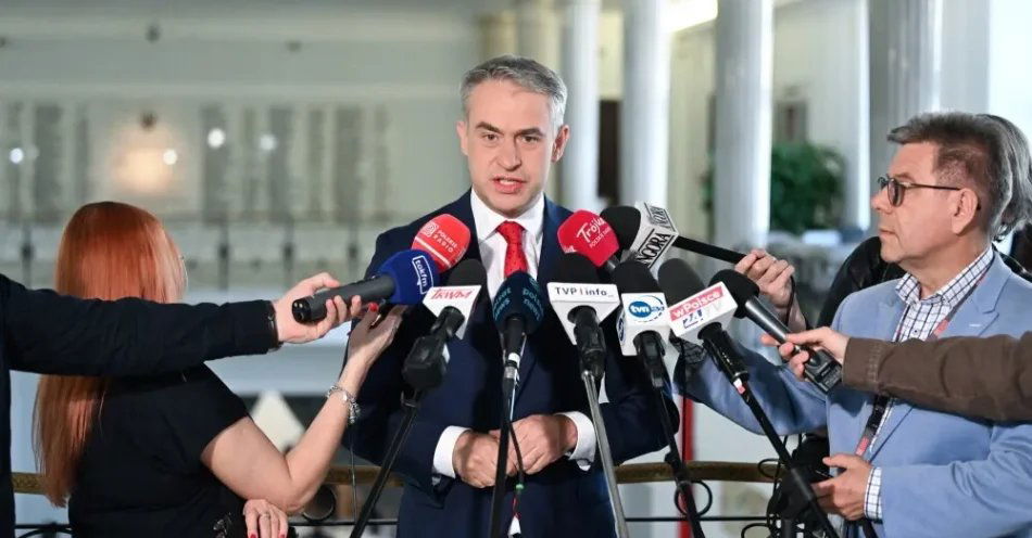 zdjęcie: Gawkowski: Meta powinna w kilka minut doprowadzić do weryfikacji i znikania fałszywych treści / Warszawa, 27.08.2026. Wicepremier, minister cyfryzacji Krzysztof Gawkowski (C) na konferencji prasowej w Sejmie, 27 bm. Wicepremier poinformował m.in. o złożeniu wniosku do Komisji Europejskiej o nałożenie na Metę kary w wysokości miliarda złotych. (amb) PAP/Radek Pietruszka