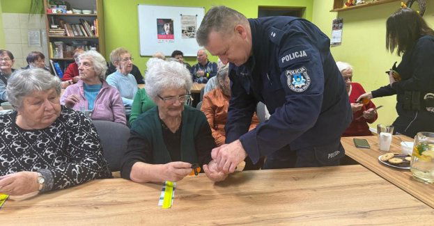Seniorzy z Dębiak zyskali wiedzę i odblaski na bezpieczeństwo