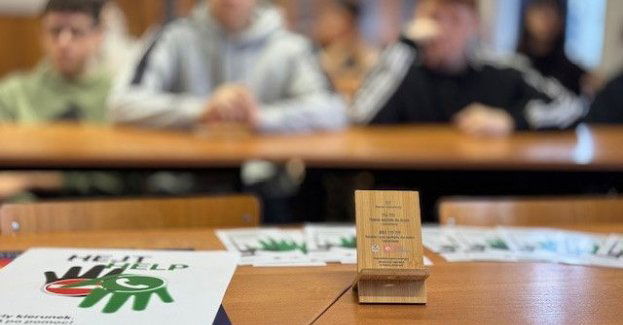 Policjanci uczą nastolatków bezpieczeństwa w sieci