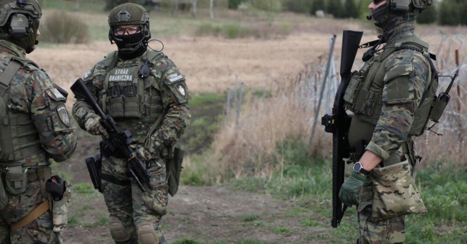 zdjęcie: CBOS: większość Polaków pozytywnie ocenia pracę służb mundurowych / Bobrowniki, 19.04.2025. Patrol SG przy polsko-białoruskiej granicy w Wielką Sobotę w Bobrownikach, 19 bm.   (ar/dw) PAP/Artur Reszko