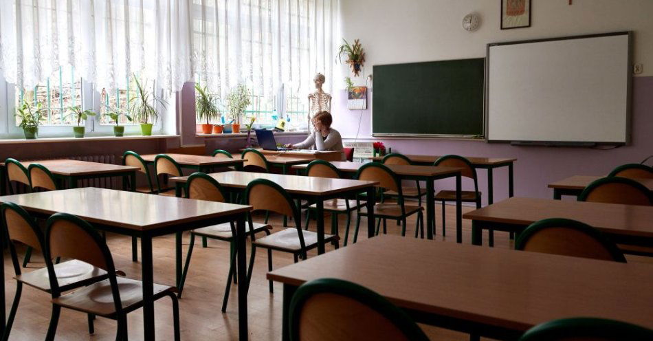 zdjęcie: Polscy nauczyciele zadowoleni z pracy, jednocześnie przytłoczeni odpowiedzialnością i niezadowoleni z zarobków / Gdańsk, 10.03.2017. Pusta klasa podczas lekcji biologii w klasie III, w Gimnazjum nr 26 w Gdańsku, 10 bm. W całym kraju trwa strajk rodziców, którzy na znak protestu przeciw reformie edukacji nie posłali swoich dzieci do szkoły. (aw/cat)
PAP/Adam Warżawa ***Zdjęcie do depeszy PAP pt. W piątek rodzicielski strajk szkolny przeciwko reformie edukacji***