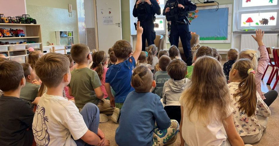 zdjęcie: Dzielnicowi uczą przedszkolaków zasad bezpieczeństwa / fot. KPP w Raciborzu