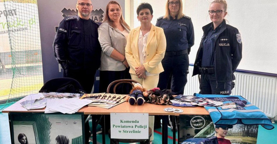 zdjęcie: Policja zachęca na targach pracy w Strzelinie / fot. KPP w Strzelinie TARGI PRACY