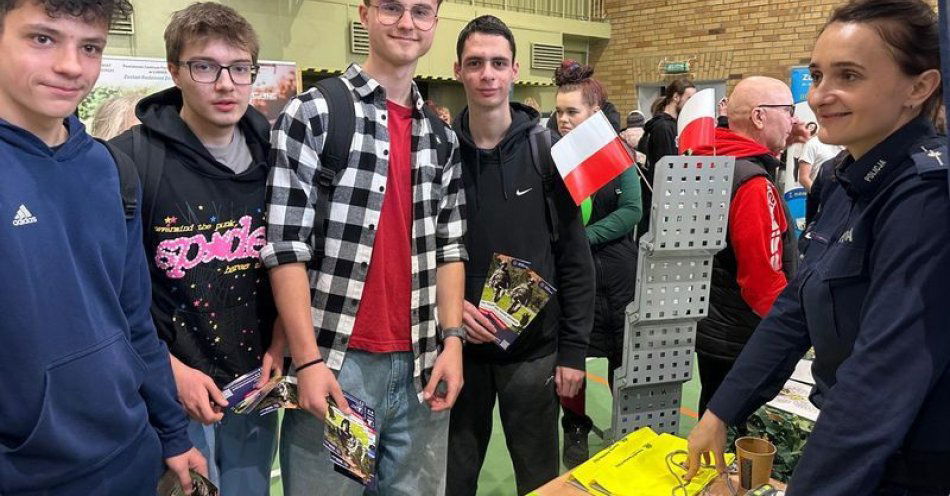 zdjęcie: Policjanci z Lubina na targach pracy: jak zostać policjantem / fot. KPP w Lubinie