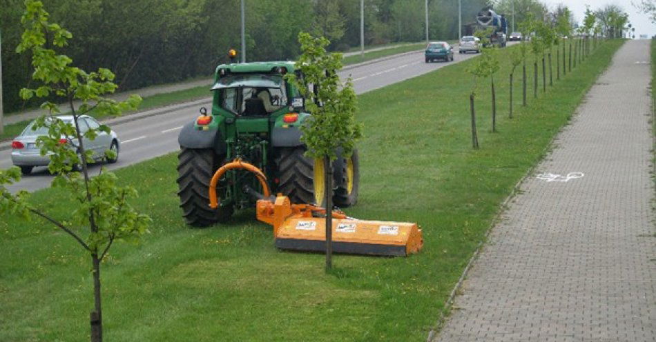 zdjęcie: Koszenie zieleńców w pasach drogowych / fot. nadesłane