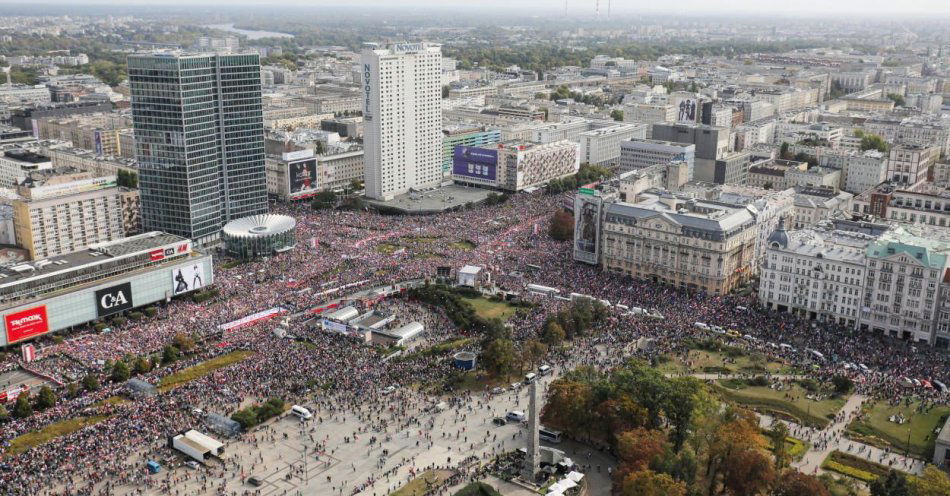 zdjęcie: Według danych na godzinę 12 na rondzie Dmowskiego i trasie przemarszu było 100 tys. osób / fot. PAP