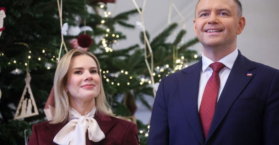 zdjęcie: Para prezydencka złożyła życzenia obchodzącym Boże Narodzenie według kalendarza juliańskiego / Warszawa, 08.12.2025. Prezydent RP Karol Nawrocki (P) i pierwsza dama Marta Nawrocka (2P) otrzymali od harcerzy Betlejemskie Światło Pokoju na uroczystości w Pałacu Prezydenckim w Warszawie, 8 bm. (amb) PAP/Leszek Szymański