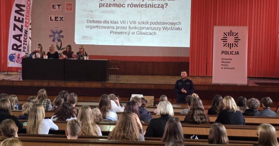 zdjęcie: Gliwicka policja wspiera kampanię Dzieciństwo bez Przemocy / fot. KMP w Gliwicach