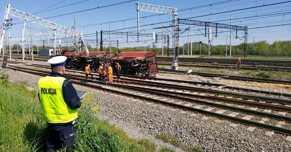 zdjęcie: Wykolejenie pociągu z kruszywem / fot. KPP w Zduńskiej Woli