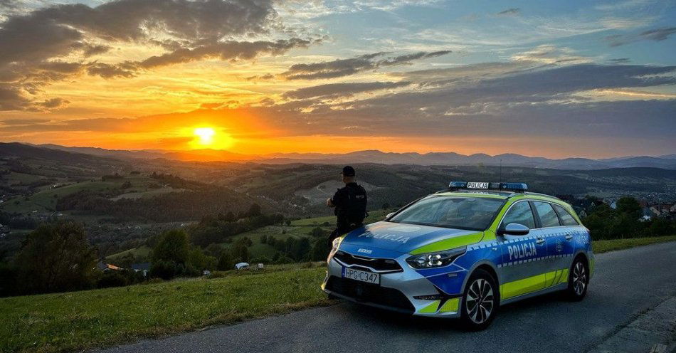 zdjęcie: Dzielnicowy i fotograf: Michał Wojciechowski w plebiscycie / fot. KMP w Nowym Sączu kadr wykonany przez dzielnicowego