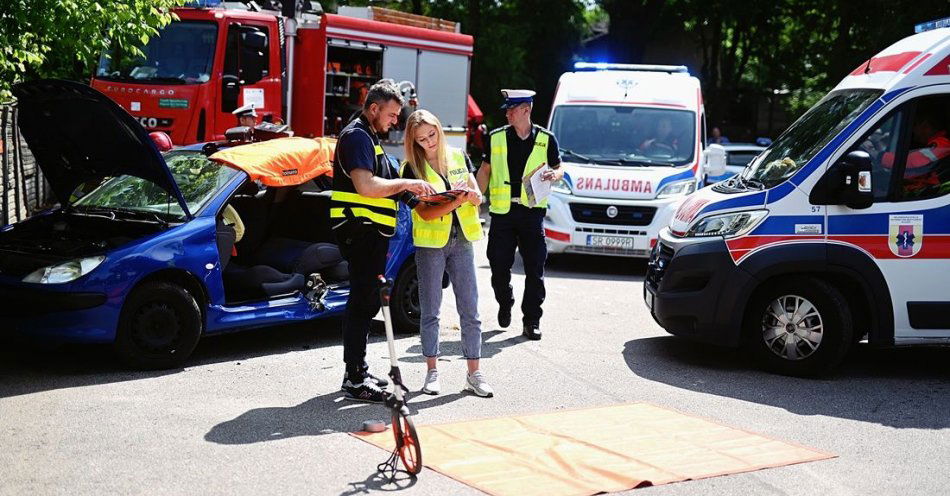 zdjęcie: Symulacja wypadku drogowego na Festiwalu Nauki / fot. KMP w Skierniewicach