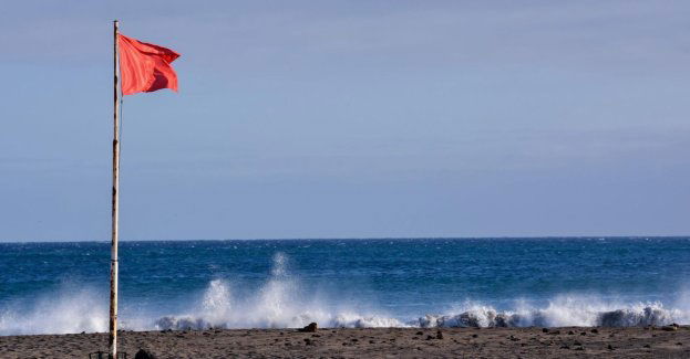 Czerwone flagi na nadmorskich kąpieliskach