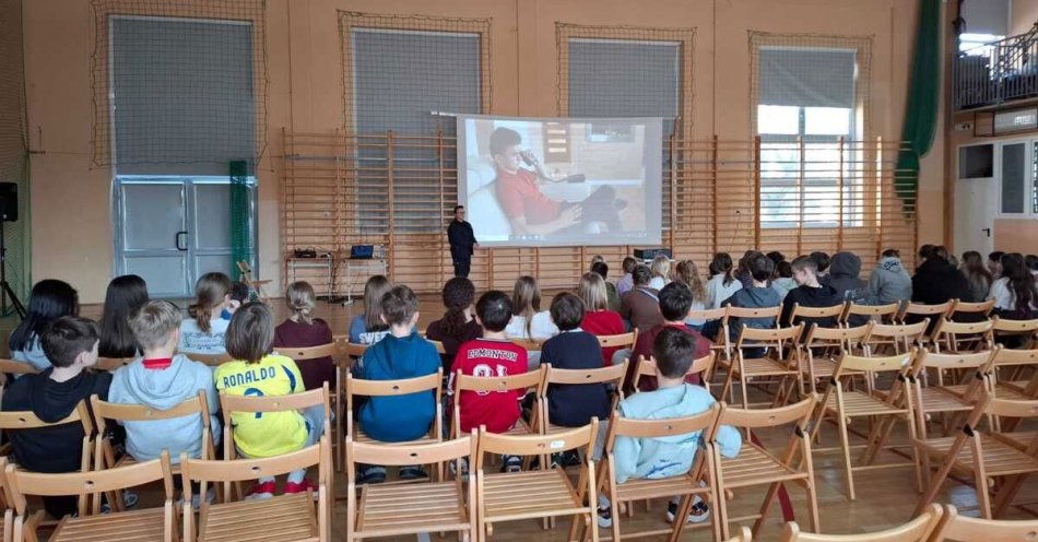 zdjęcie: Uczniowie o hejcie i zagrożeniach w sieci w Józefosławiu / fot. KPP w Piasecznie