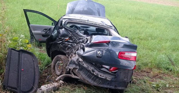 Stracił panowanie nad Renault i uderzył w drzewo