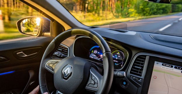 Renault jechało wężykiem i uderzało w krawężnik