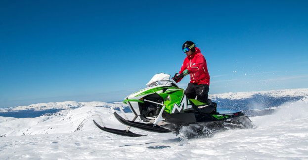 Turystka na skuterze śnieżnym uderzyła w drzewo; nieprzytomną zabrał śmigłowiec