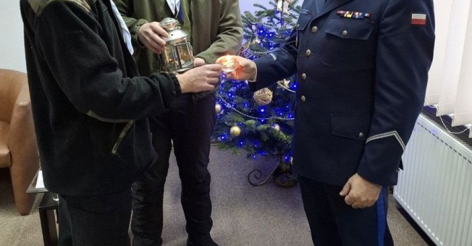 zdjęcie: Betlejemskie Światło Pokoju trafiło do policji w Pruszczu Gdańskim / fot. KPP w Pruszczu Gdańskim