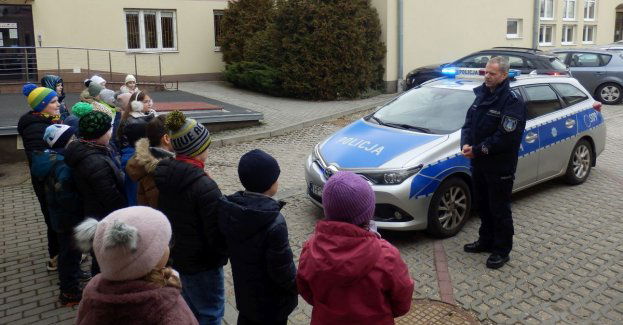 Buskich policjantów odwiedzili uczniowie podstawówki