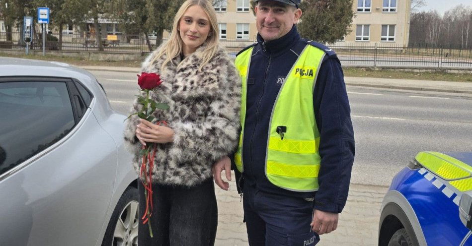 zdjęcie: Szydłowieccy policjanci wręczyli kobietom kwiaty za kierownicą / fot. KPP w Szydłowcu