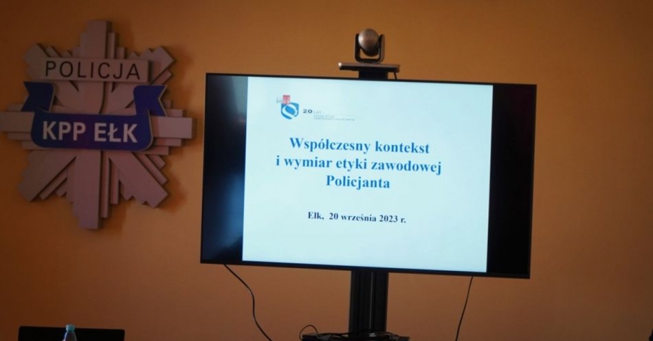 zdjęcie: O etyce zawodowej policjanta - szkolenie w Komendzie Powiatowej Policji w Ełku / fot. KPP w Ełku