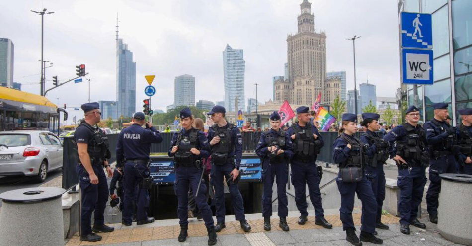 zdjęcie: Sobotnie zgromadzenia przebiegły bezpiecznie - 7 zatrzymanych i 117 wykroczeń / fot. PAP