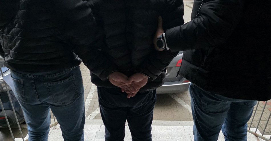zdjęcie: Kradł telefon na imprezie i żądał kodów BLIK. Zatrzymany / fot. KMP Białystok
