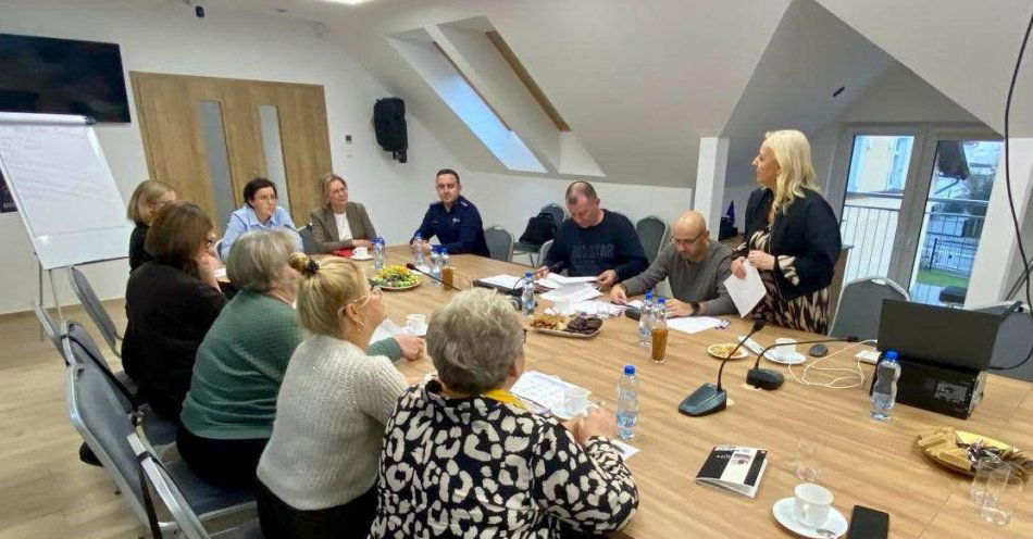 zdjęcie: Dzielnicowy wspiera tworzenie lokalnego planu wsparcia / fot. KPP w Lidzbarku Warmińskim