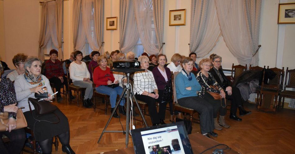 zdjęcie: Studenci Uniwersytetu III Wieku z Lipna mają w indeksie zaliczenie z bezpieczeństwa / fot. KPP w Lipnie