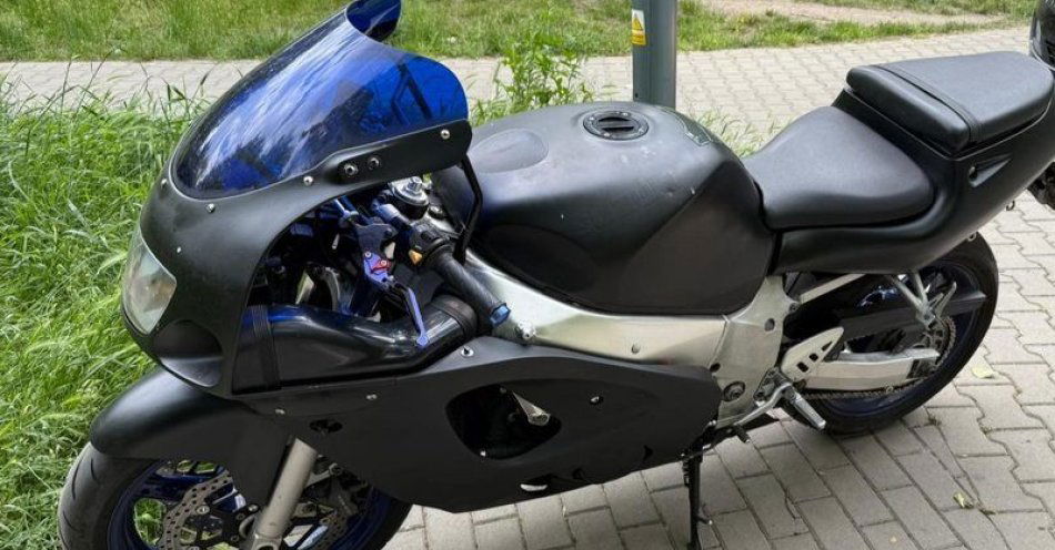 zdjęcie: 20-latek, który odbierał pieniądze z oszustw metodą „na BLIK” - w rękach wrocławskich policjantów / fot. KMP w Wrocławiu