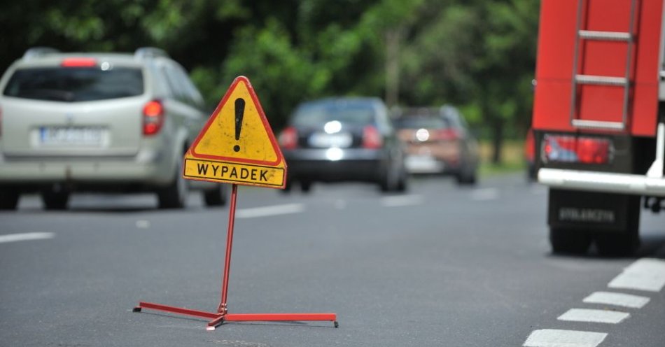 zdjęcie: W czasie majówki doszło do ponad 300 wypadków; zginęło 19 osób, a 383 zostały ranne / fot. PAP