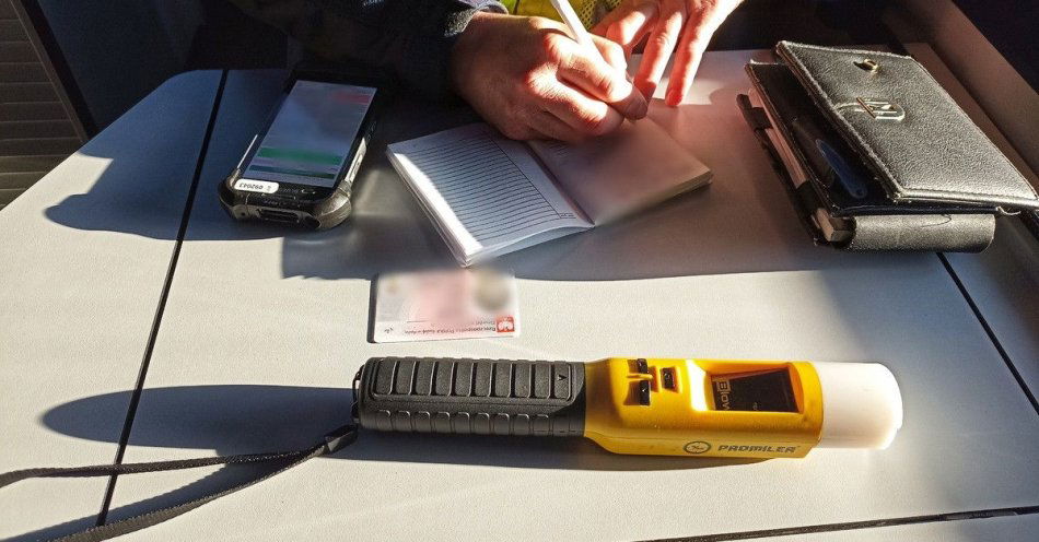 zdjęcie: Pijany 63 letni kierowca nie mógł wysiąść z auta / fot. KMP Łomża