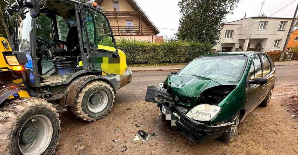 zdjęcie: Zderzenie renault z koparko-ładowarką. Jedna osoba trafiła do szpitala / fot. KPP w Kętrzynie