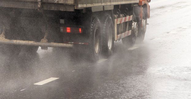 Ciężarówka wjechała do rowu; utrudnienia na ul. Słowackiego