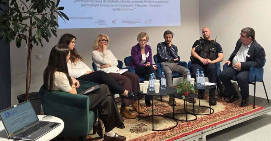 zdjęcie: Dzielnicowy o wsparciu rodzin w kryzysie podczas spotkania / fot. KMP w Gdańsku