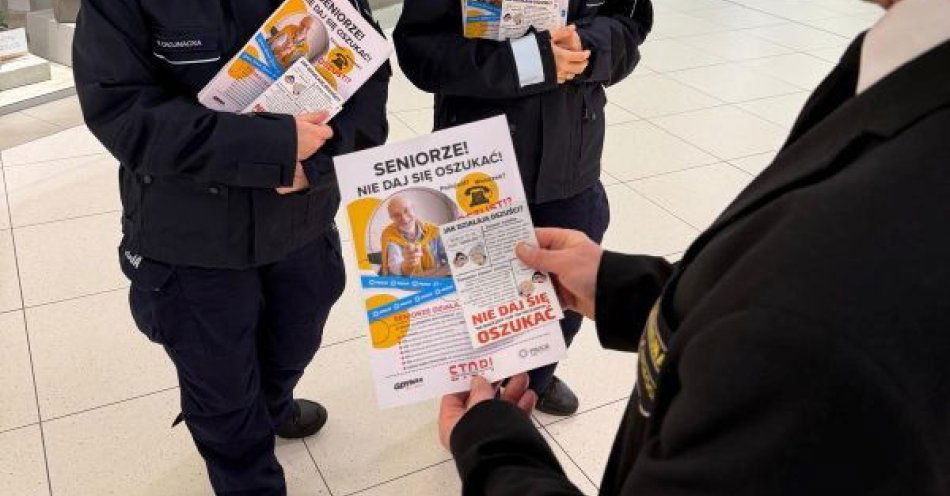 zdjęcie: Policjantki ostrzegają seniorów przed oszustami / fot. KMP w Gdyni