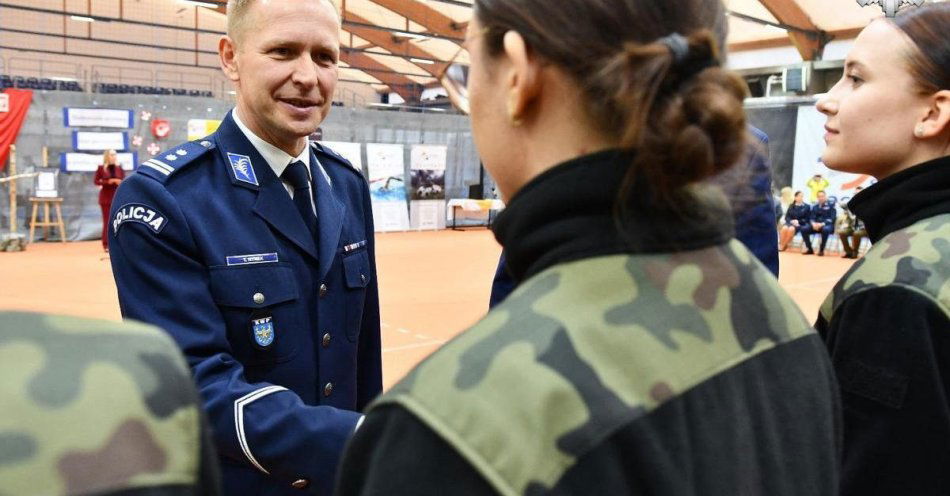 zdjęcie: Młodzi w mundurach ślubowali w ZSOMS w Raciborzu / fot. KPP w Raciborzu