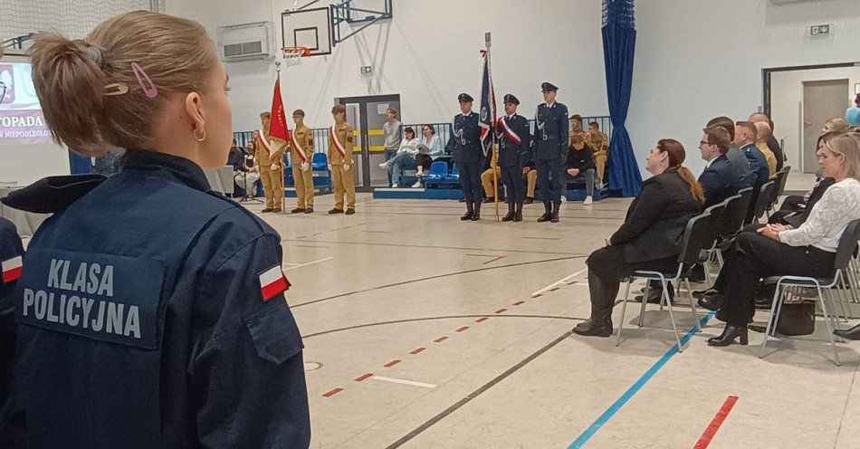 zdjęcie: Ślubowanie i awanse klas mundurowych w ZS nr 2 w Otwocku / fot. KPP w Otwocku