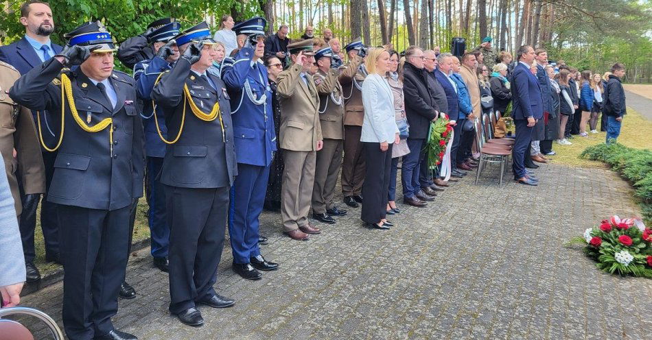 zdjęcie: Policjanci uczcili Narodowy Dzień Zwycięstwa / fot. KPP w Świeciu