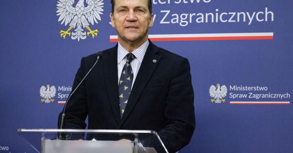 zdjęcie: Sikorski: należy kontynuować presję na Rosję, by zakończyć wojnę / Warszawa, 19.12.2025. Wicepremier, minister spraw zagranicznych RP Radosław Sikorski podczas wspólnego oświadczenia prasowego po spotkaniu z ministrem stanu i spraw zagranicznych Portugalii Paulo Rangelem w siedzibie MSZ w Warszawie, 19 bm. (jm) PAP/Albert Zawada